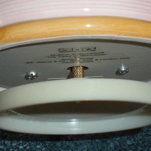 Beatrix Potter TAILOR of GLOUCESTER Mouse Musical Figurine Schmid CHRISTMAS GIFT - Picture 7 of 7